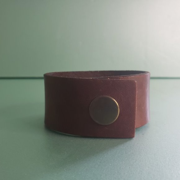 Leather cuff bracelet with ceramic piece reading "yippee ... - Picture 3 of 7